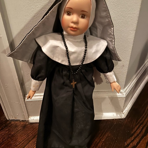 Vintage Seymour Mann Porcelain Nun Doll - Picture 2 of 4